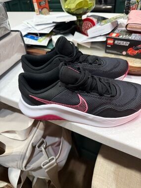 Nike Women’s Black & Pink Training Sneakers